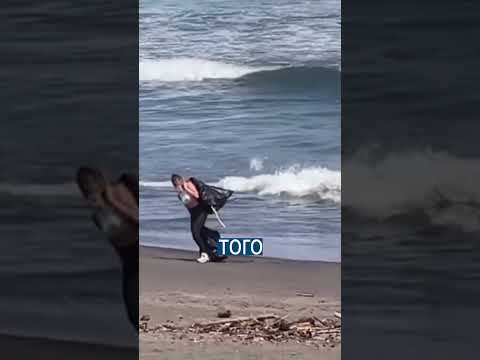 Блогерша притворилась, что собирает мусор на пляже