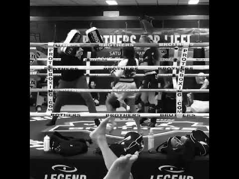 dames kickboksen bij sportcentrum Brothers.