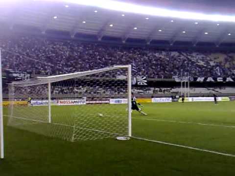 Dinei perde gol incrível