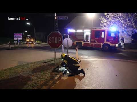 Auto landet bei Verkehrsunfall in Sipbachzell im Garten eines Hauses