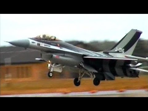 RNLAF F-16 Demo Team Low Approach, Landing & Taxiing @ NAS Eggebek - Germany 2003