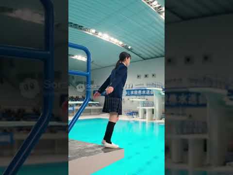 女子高生の高飛び込み