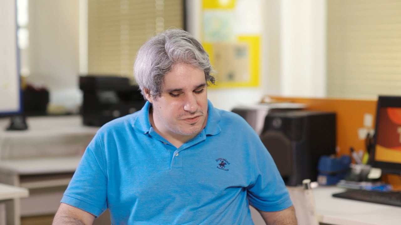 Fernanda Honorato entrevista o cantor lírico Saulo Laucas, que é cego e está no espectro do autismo