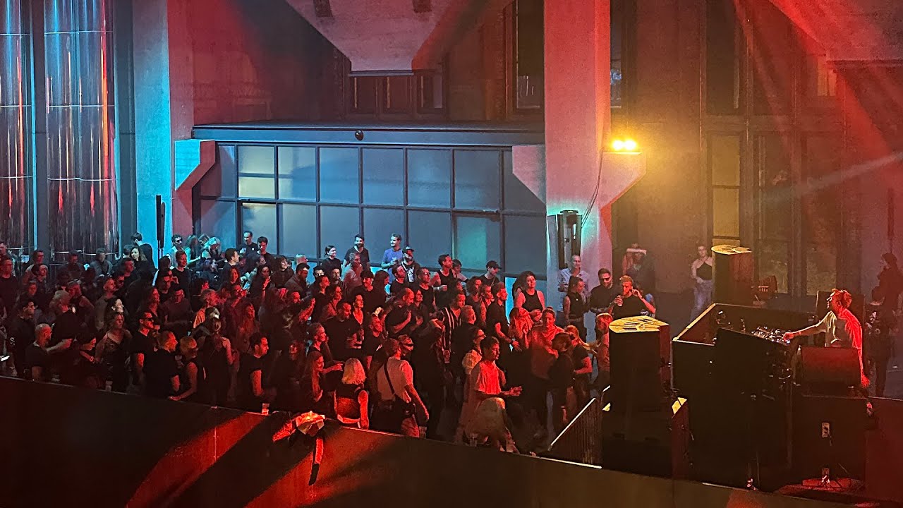 Miniatura del video: DONT BLINK @ BERGSON, MUNICH (LIVE SET)