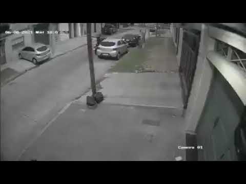 Villa Raffo: un nene vio a través de una reja cómo dos motochorros amenazaron y asaltaron a su mamá