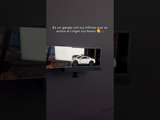 Vídeo relacionado con VAGCARS Llavero de coche de carreras, llavero deportivo F1, llavero de metal modelo de carreras, llavero de coche, accesorio de llavero, regalos de Fórmula 1 para niño, hombre, mujer, fanático de las