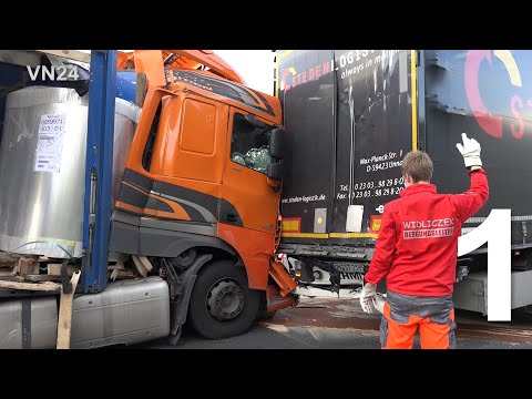 03.11.2020 - VN24 - Teil 1 - Zwei 11-Tonnen-Coils lösen sich bei Unfall von LKW-Ladefläche
