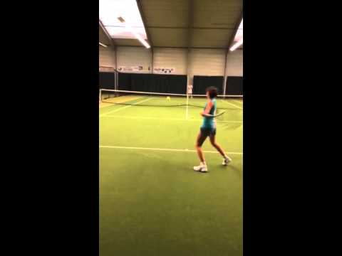 Carmen van Poelgeest tennis training