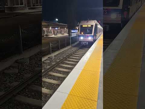 Trem Edmonton LRT chegando ao South Campus/Estação Fort Edmonton Park