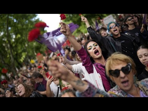 Milhares de portugueses desceram a Avenida da Liberdade para assinalar os 50 anos do 25 de Abril