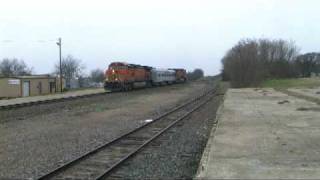 preview picture of video 'BNSF ETMS Test Train at Krum, TX - 3 February 2010.mpg'