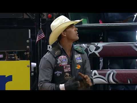 Nathan Burtenshaw rides South Texas Gangster for 87.5 points at Austin, TX