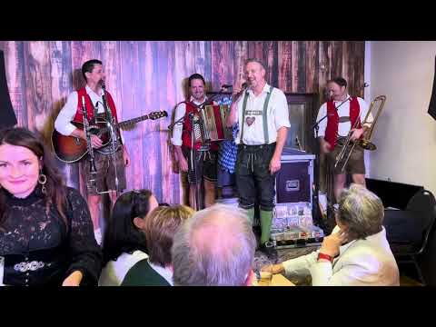Oktoberfest im Landcafe Kern mit den Filzmooser Tanzlmusi — 22.2024  —  2. Ausschnitt.