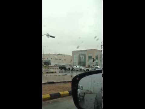 شاب متهور يشهر ويرفع السلاح على رجل الأمن في الرياض