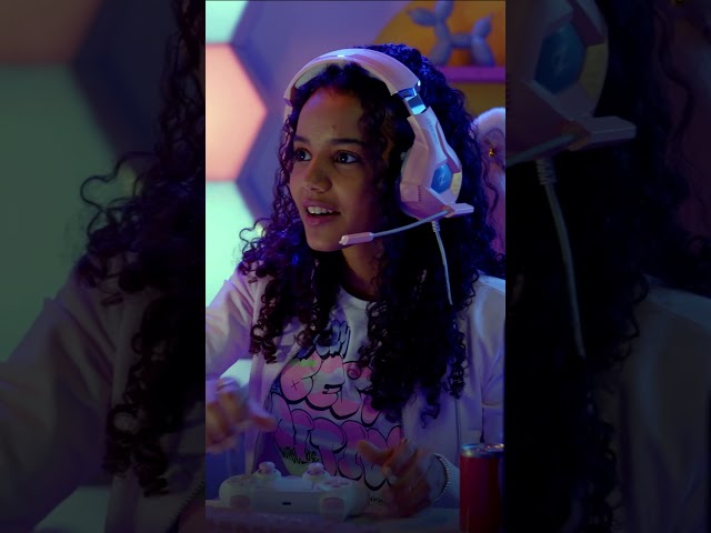 Vídeo relacionado con So Chill - Mini nevera con efecto LED infinito, jugadores, estudiantes, viajes en casa/coche, Hangouts + más, alimentado por USB, calcomanías incluidas, 6 latas regulares, puerta con efecto espejo