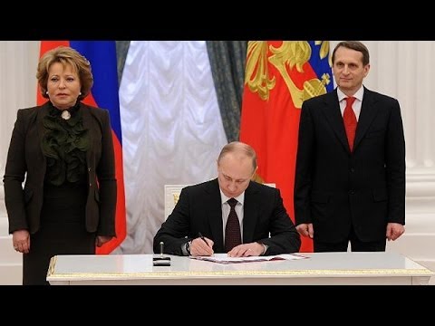 Putin formally signs Crimea into the Russian Federation