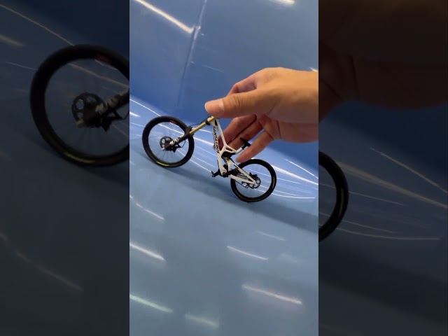 Vídeo relacionado con CHUANGOU Mini Finger Bike, Bicicleta Decorativa Miniatura, Modelo Azul de Metal Artesanal Decorativo, para los Amantes de la Bicicleta