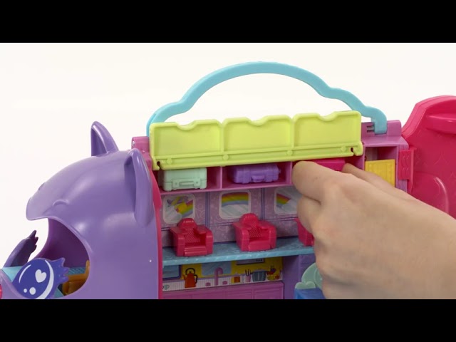 Vídeo relacionado con Polly Pocket Adventures in Rio Kitty Airways, Cofre con forma de avión, Set de juego para mini muñecas con 2 figuras, mascota y accesorios de viaje, juguete regalo para niños y niñas +4 años, HWP19