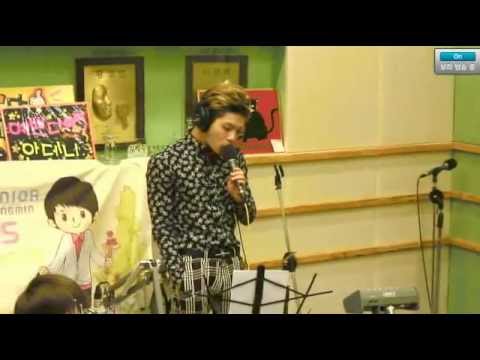 130313 Kiss The Radio - SHINee Jonghyun 오늘은 가지마 (Live)