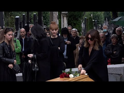 Sahranjen legendarni Kornelije Kovač: Sve 3 ćerke ga ispratile iako su u svađi, ruže ih odale