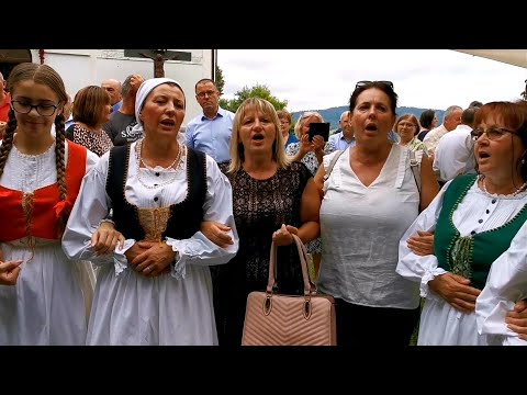 @DJEVOJKA JE ZELEN BOR SADILA-IZVOR RAKOVICA(DRUŽENJE ISPRED CRKVE POSLIJE SVETE MISE U RAKOVICI)4K.