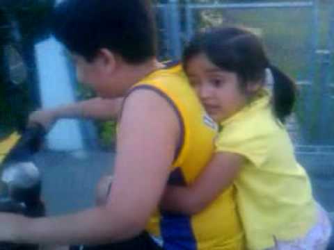 Popeye y la mama en la moto