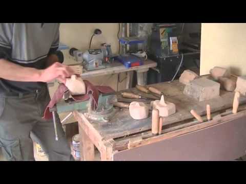 Fabrication de marionnettes à fils par le Petit Théâtre des mains
