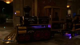 Tren eléctrico en lobby de hotel