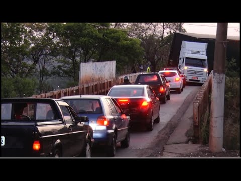 Carreta quase tomba em ponte estreita e trava único acesso ao bairro Maria Cristina