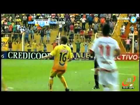 Terrible codazo de Hugo Barrientos