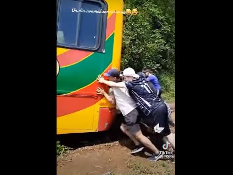 Bus con turistas quedó trancado camino al Cerro Tres Kandú