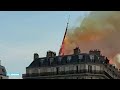 Torenspits Notre-Dame stort in tijdens brand - RTL NIEUWS