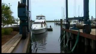 preview picture of video 'Stratford Marina rushes to secure boats'