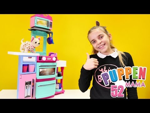 Puppen Mama. Ayças neue Spielzeugküche. Spielspaß mit Puppen