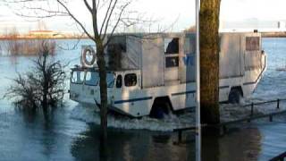 preview picture of video 'amfibie-voertuig in Huissen i.v.m. hoog water'