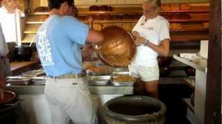 preview picture of video 'Pouring Freshly Made Fudge at Country Kettle Fudge'