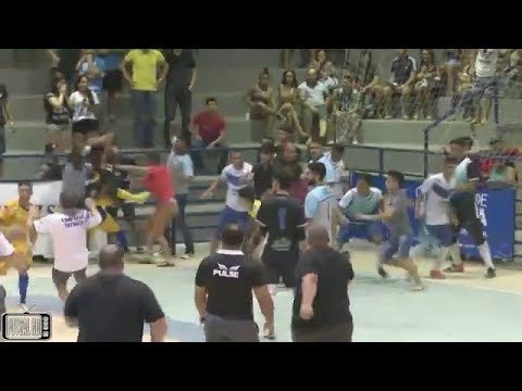 BRIGAS, VOADORAS E GÁS DE PIMENTA da PM em final no Futsal de Roraima