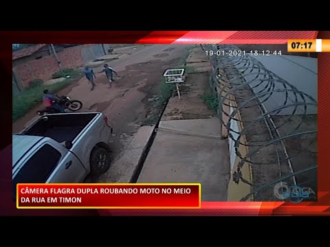 ViÌdeo flagra dois homens roubando motociclista no meio da rua em Timon 22 01 2021