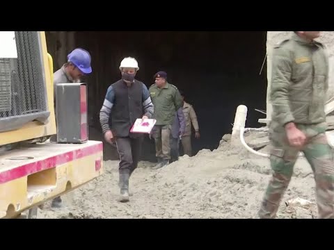 喜馬拉雅冰川災難中仍有數十人被困。 (Dozens still trapped in Himalaya glacier disaster)