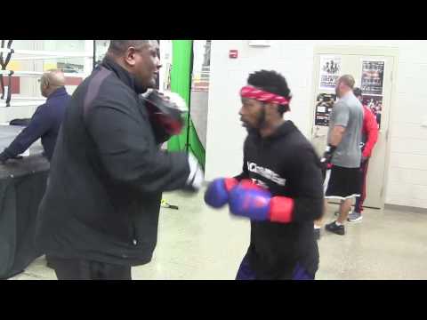 WBA BANTAMWEIGHT CHAMPION RAUSHEE WARREN SHOWS SICK SPEED AS HE WINDS DOWN FOR Zhanat Zhakiyanov