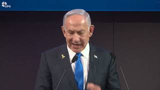 ראש הממשלה בנימין נתניהו באירוע יום העצמאות האמריקני של שגרירות ארה״ב בישראל (עדכוני משרד ראש הממשלה) - התמונה מוצגת ישירות מתוך אתר האינטרנט יוטיוב. זכויות היוצרים בתמונה שייכות ליוצרה. קישור קרדיט למקור התוכן נמצא בתוך דף הסרטון