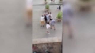 L'aggressione dei giovani agli anziani nella piazza di Grumo Nevano