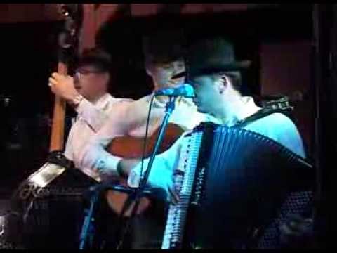 Ansambl RAVNICA Subotica - Besame mucho (live)