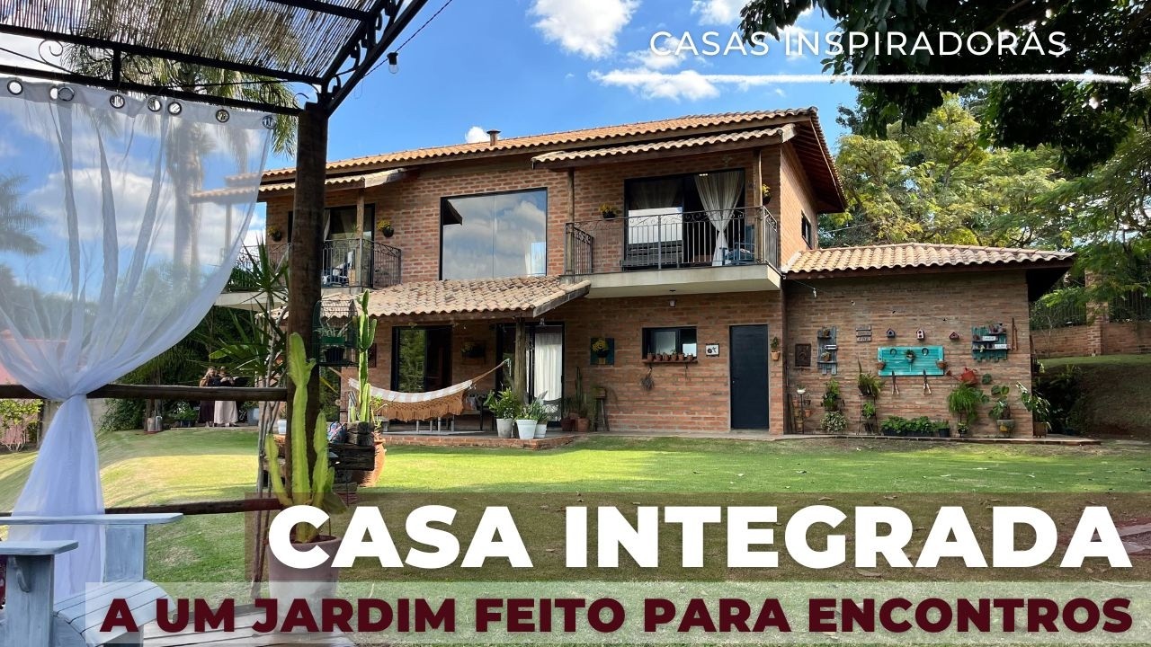 CASA RÚSTICA E CONTEMPORÂNEA INTEGRADA COM UM JARDIM FEITO PARA CELEBRAR OS ENCONTROS