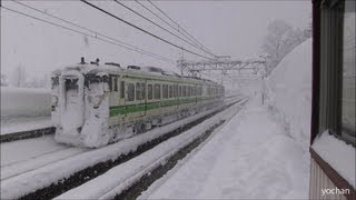 preview picture of video '【着雪】115系電車2両編成が出発 (越後中里駅行き) EMU Train Snowman (Heavy Snowfall)'