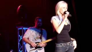 KELLIE PICKLER LIVE- ROCKS INSTEAD OF RICE 01.09.09