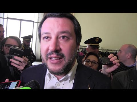 Governo, prove di dialogo Lega-M5s. Salvini: "Se non faccio il premier, non porto via il pallone"