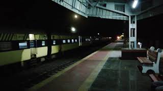preview picture of video 'Wap7 22811 Bhubaneswar Rajdhani Express'