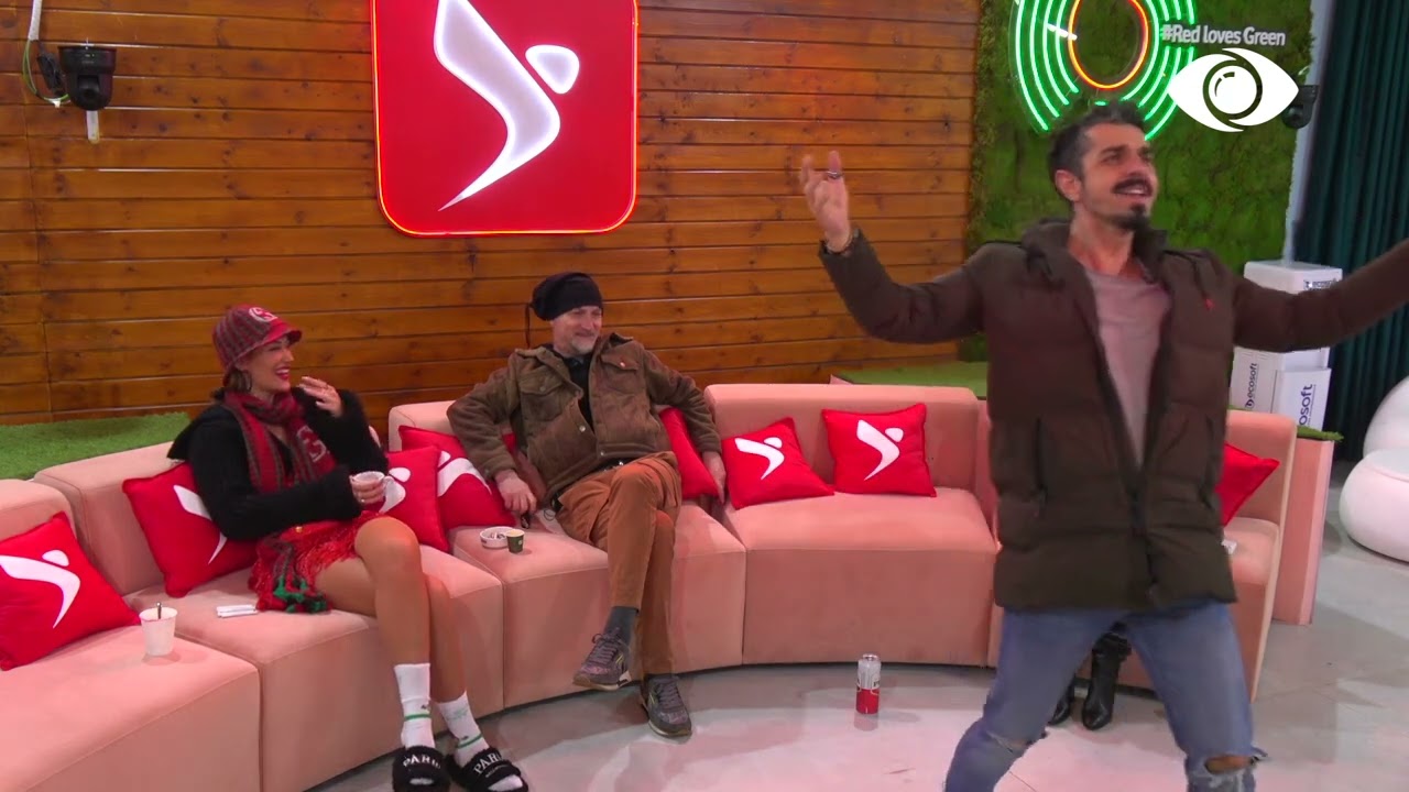 Ke parë lepur? Banorët luajnë në oborr