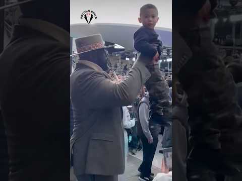 Shaquille O’Neal Grabs Child In The Crowd #shaquilleoneal